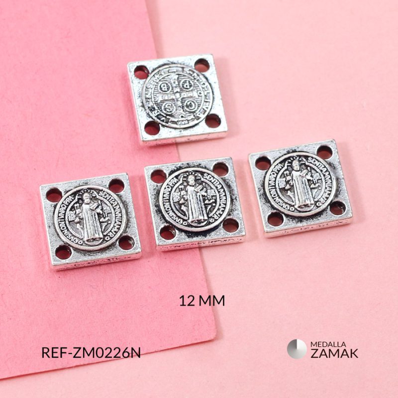 Medalla zamak cuadrada 4 huecos San Benito 12mm / paquete x 12 unidades / Ref-ZM0226N / Ref-ZM0226N